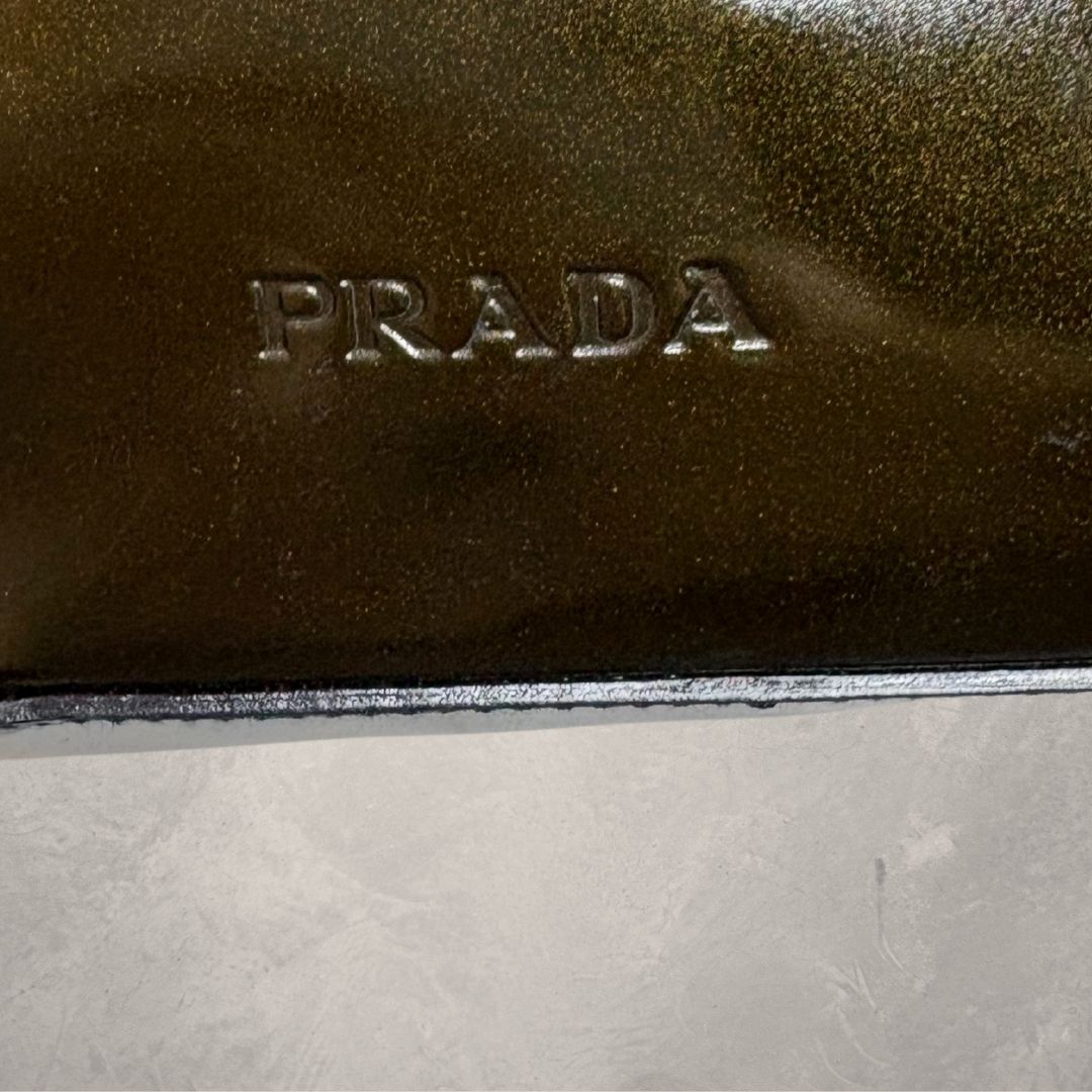 Prada groene metallic vinyl een symmetrische schoudertas