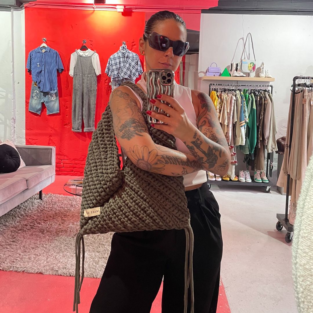 Handgemaakte crèmekleurige gehaakte driehoekige tas van gerecycled katoen L- door Make Hay