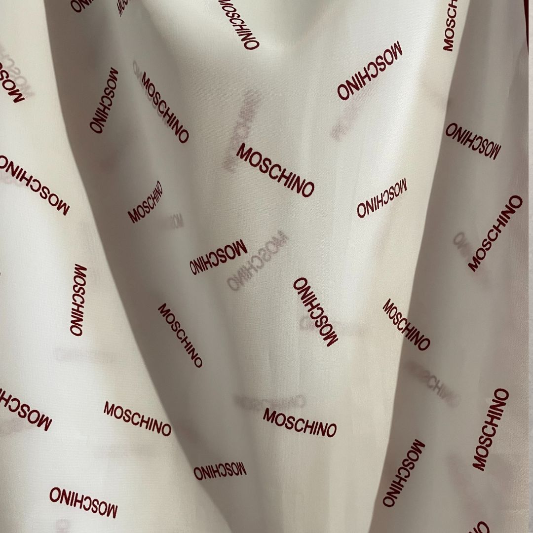 Moschino witte 100% zijden sjaal 82cm x 86cm
