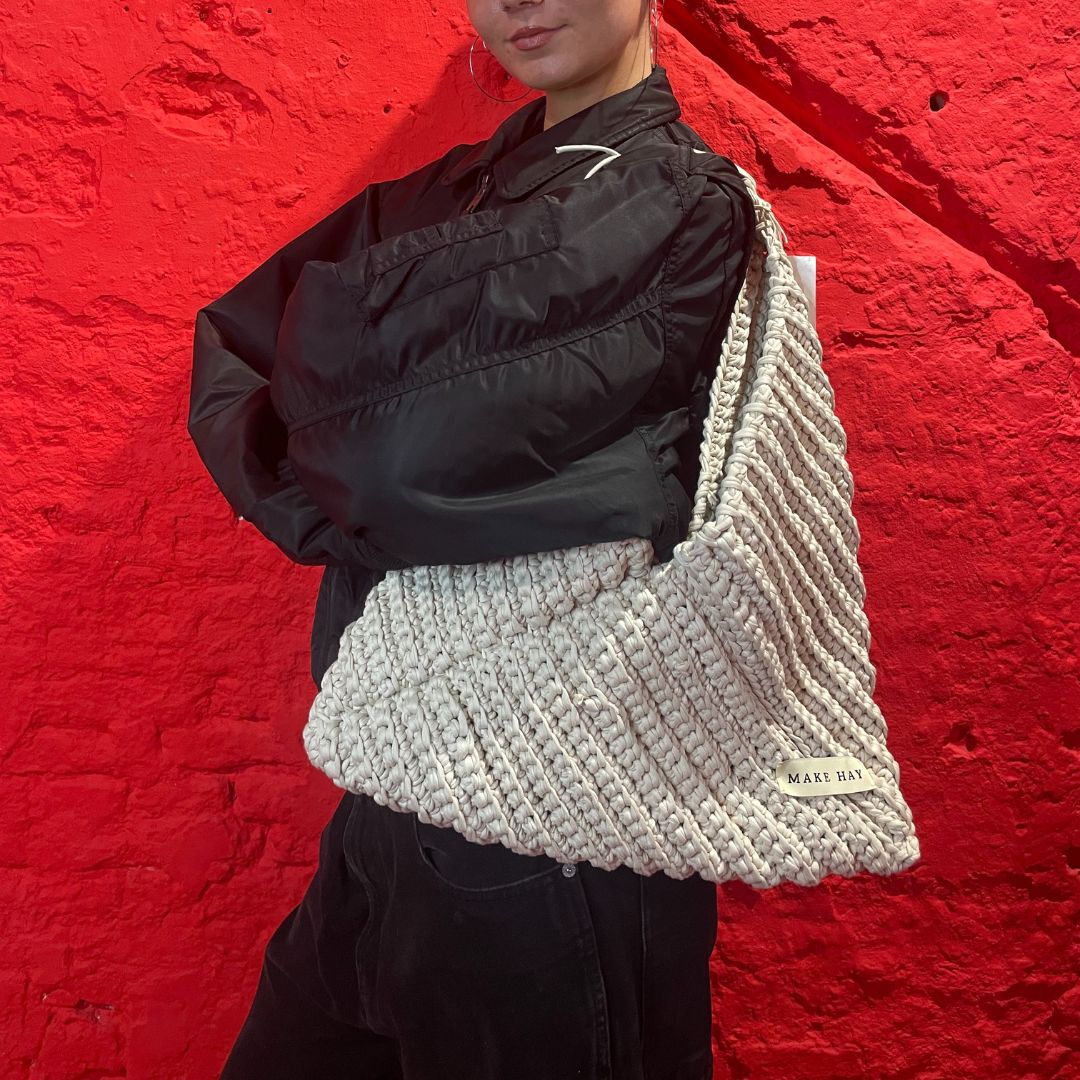 Handgemaakte blauw/witte driehoekige tas van gerecycled katoen, maat S - van Make Hay