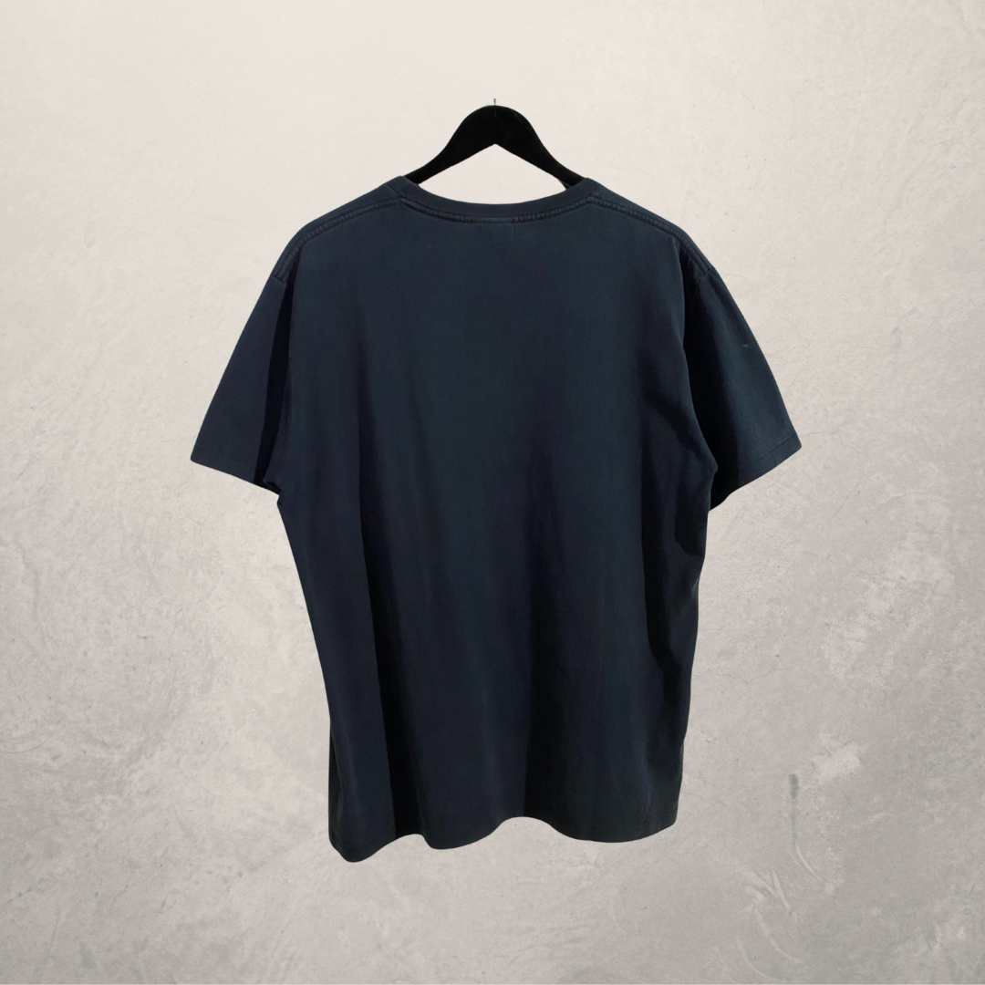 Een zwart T-shirt met een badaaplogo L