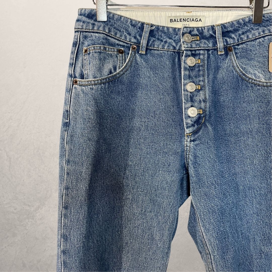 Balenciaga lichtblauwe raw button straight leg denim broek maat 36