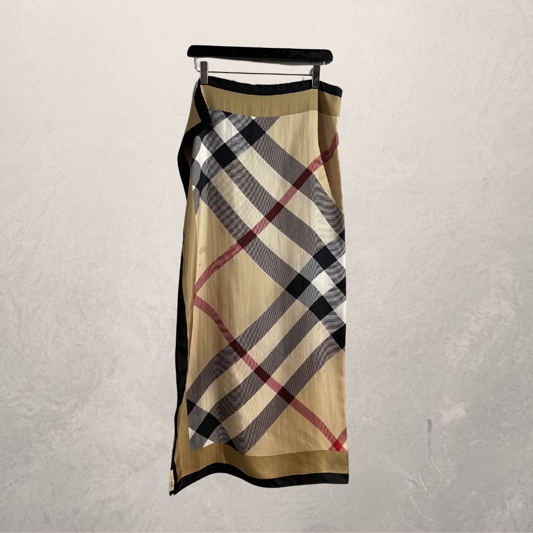 Burberry geruite sjaal van 100% zijde, 98 x 96 cm