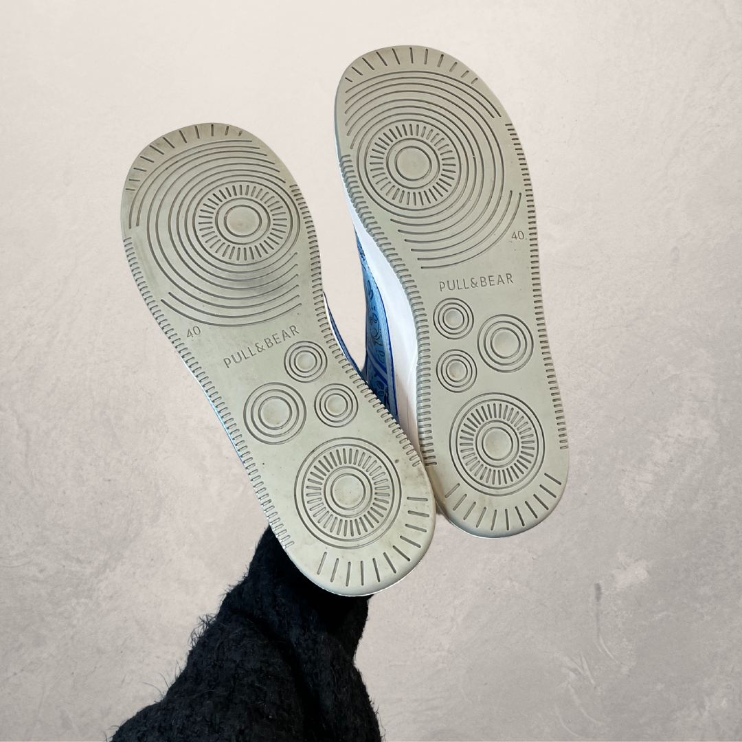Op maat gemaakte witte delftsblauwe sneakers 40- door @Marrart