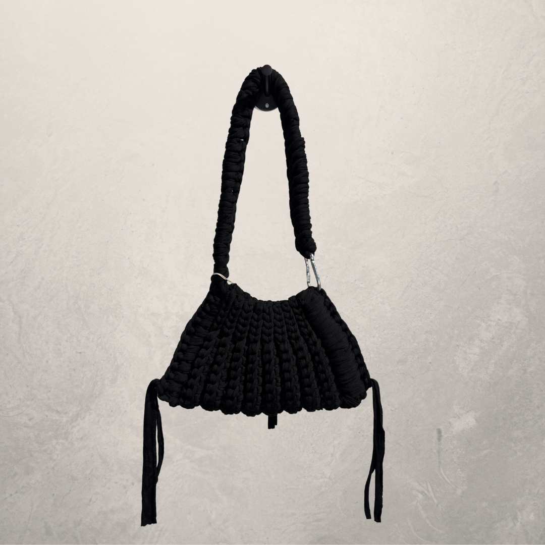 Handgemaakte zwarte gehaakte schoudertas van gerecycled katoen met sluiting S- door Make Hay