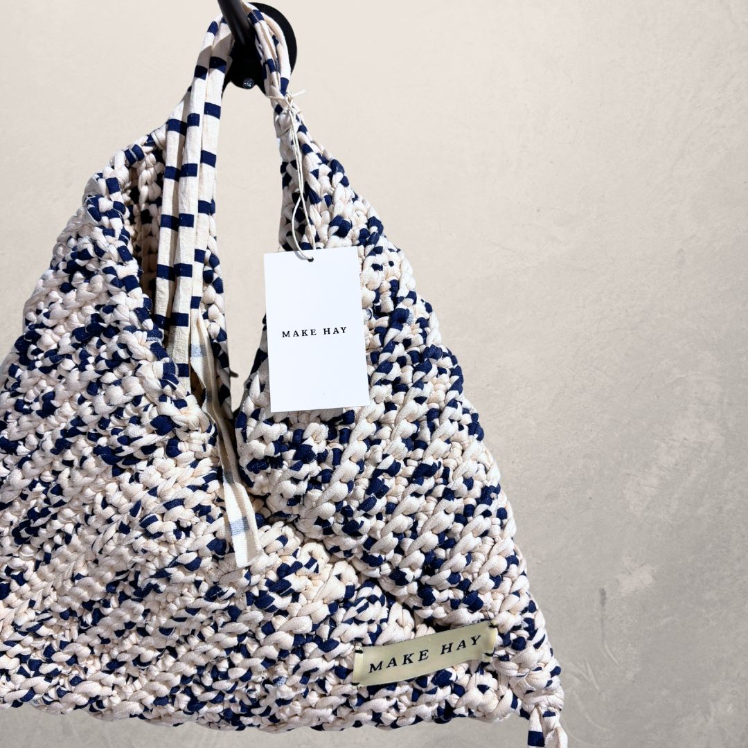 Handgemaakte blauw/witte driehoekige tas van gerecycled katoen, maat S - van Make Hay