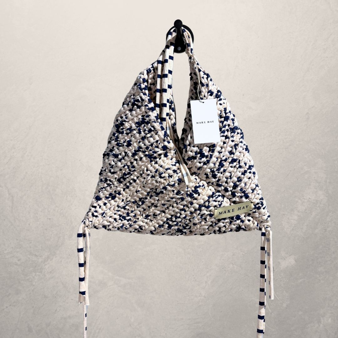 Handgemaakte blauw/witte driehoekige tas van gerecycled katoen, maat S - van Make Hay