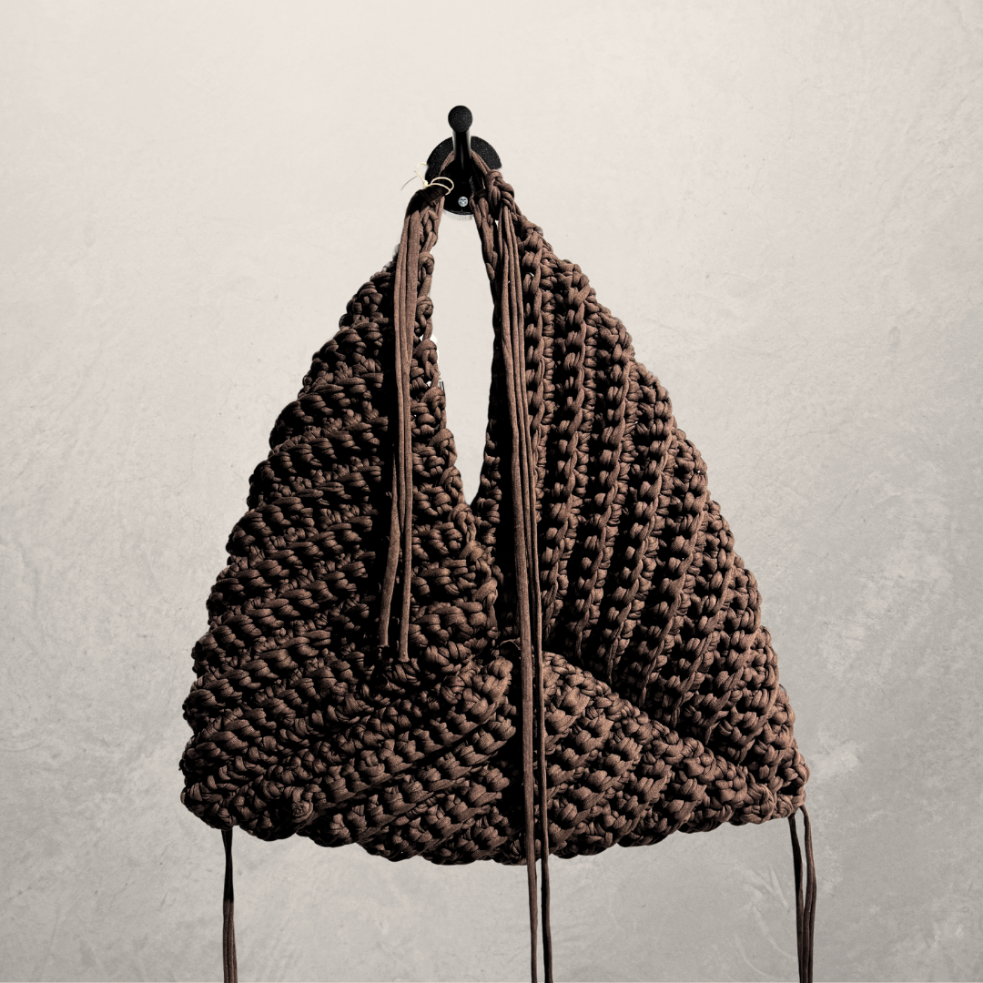 Handgemaakte bruine gehaakte driehoekige tas van gerecycled katoen S- door Make Hay