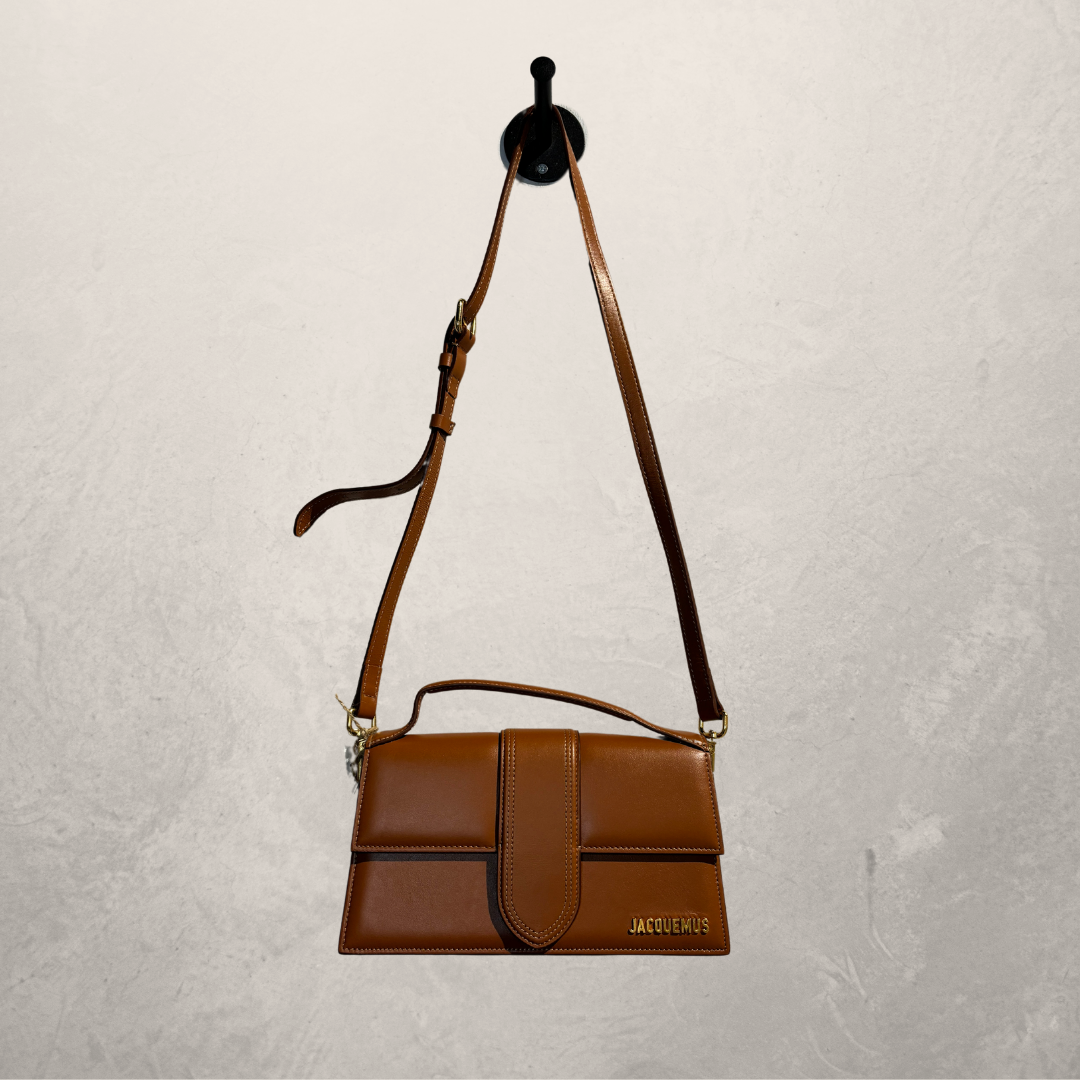 Jacquemus bruin Bambino Grand (met stofzak) - door RomaeStudios