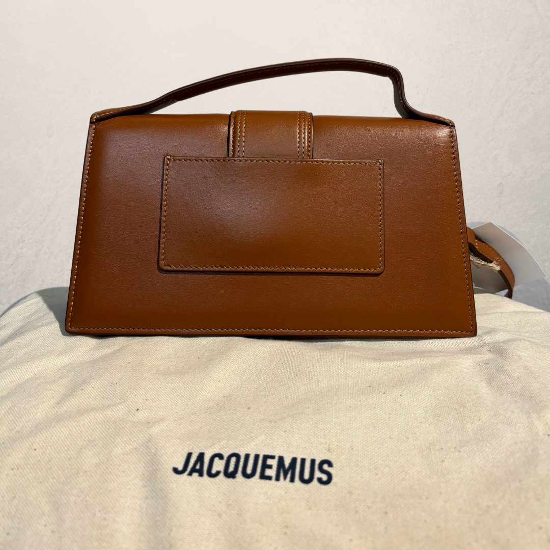 Jacquemus bruin Bambino Grand (met stofzak) - door RomaeStudios