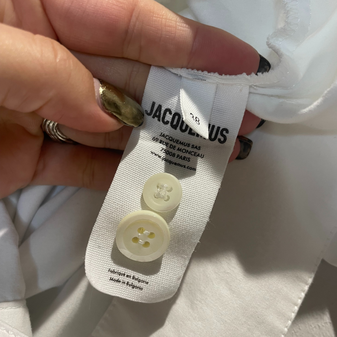 Jacquemus wit "les sculptures" cropped wikkelshirt S/M