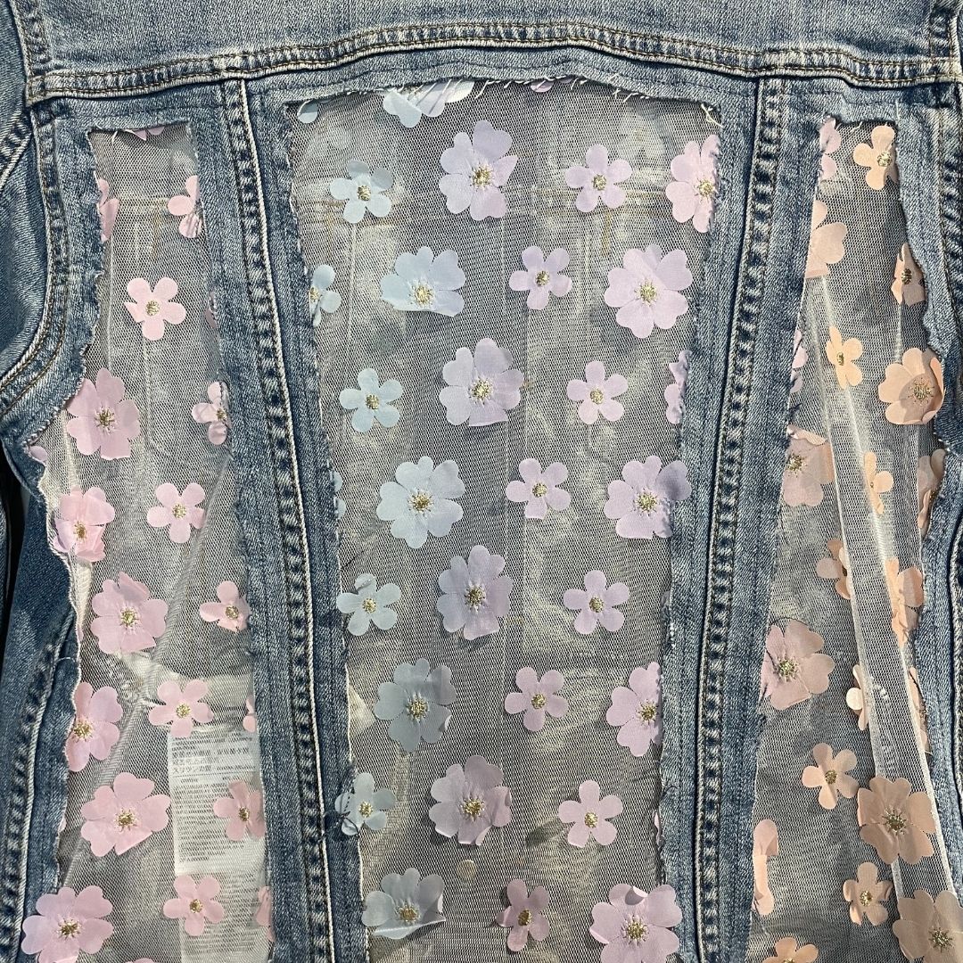 Levis vervaagd grijsblauw bloemen denim jasje S - By Mees.Makes