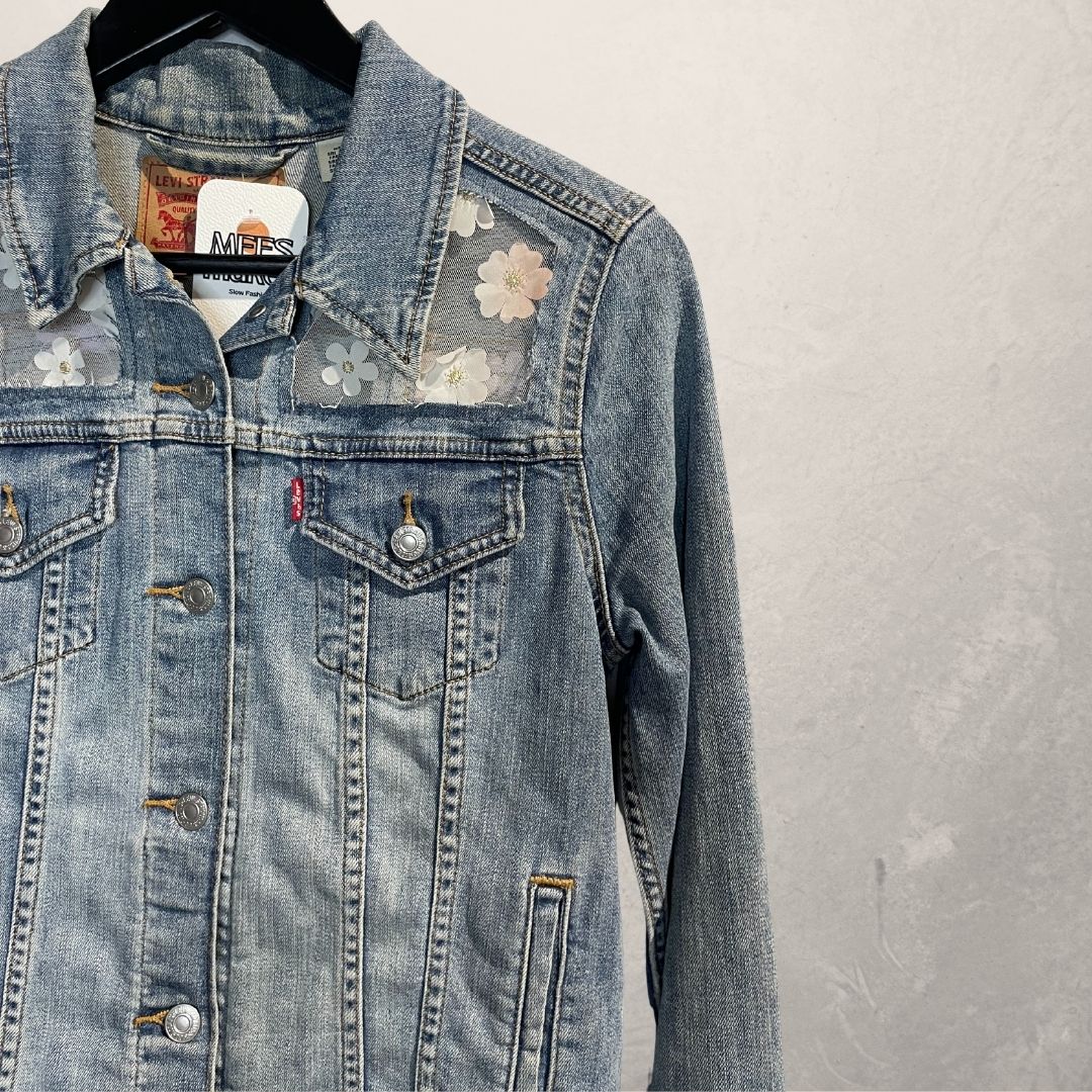 Levis vervaagd grijsblauw bloemen denim jasje S - By Mees.Makes