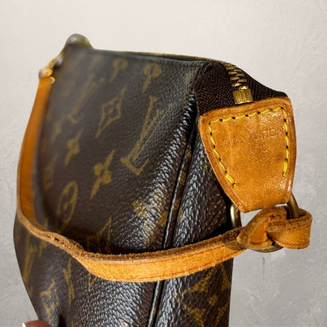Louis Vuitton Pochette monogram bag - by Romae Studios