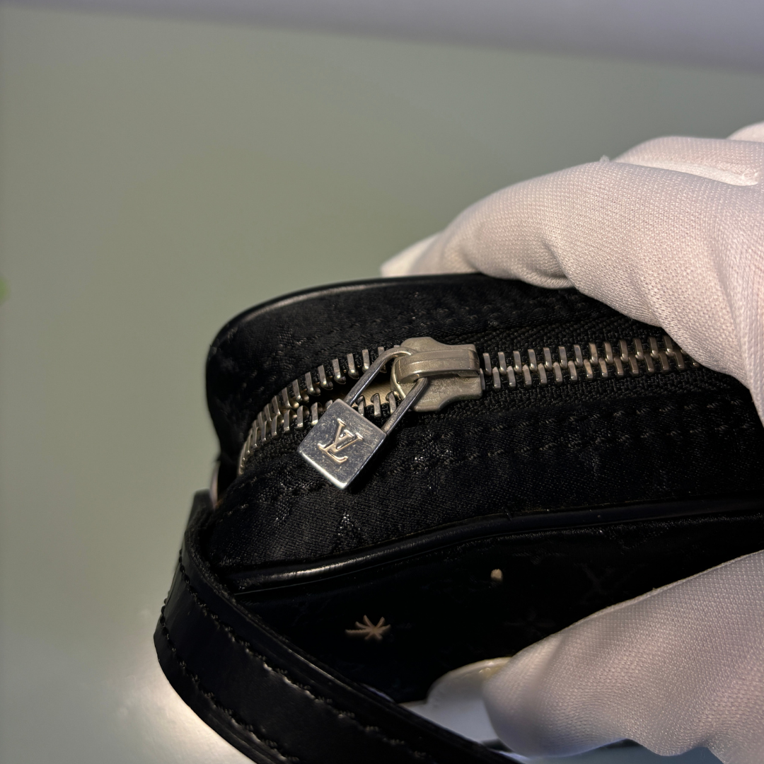 Louis Vuitton zwarte Conte de Fées 2002 handtas -door Romae Studios