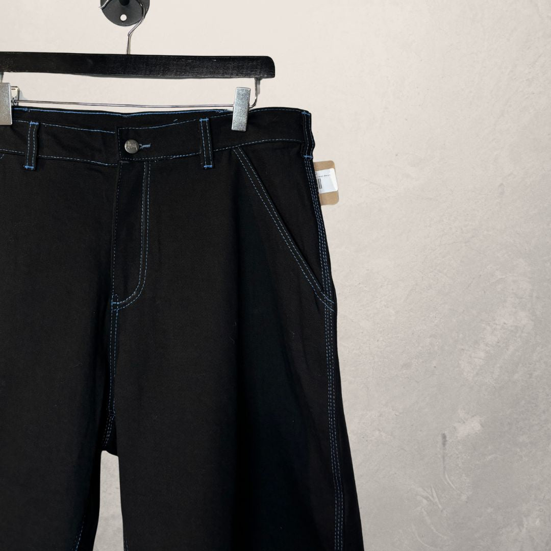 Stussy *Replica* zwart met blauwe denim shorts L