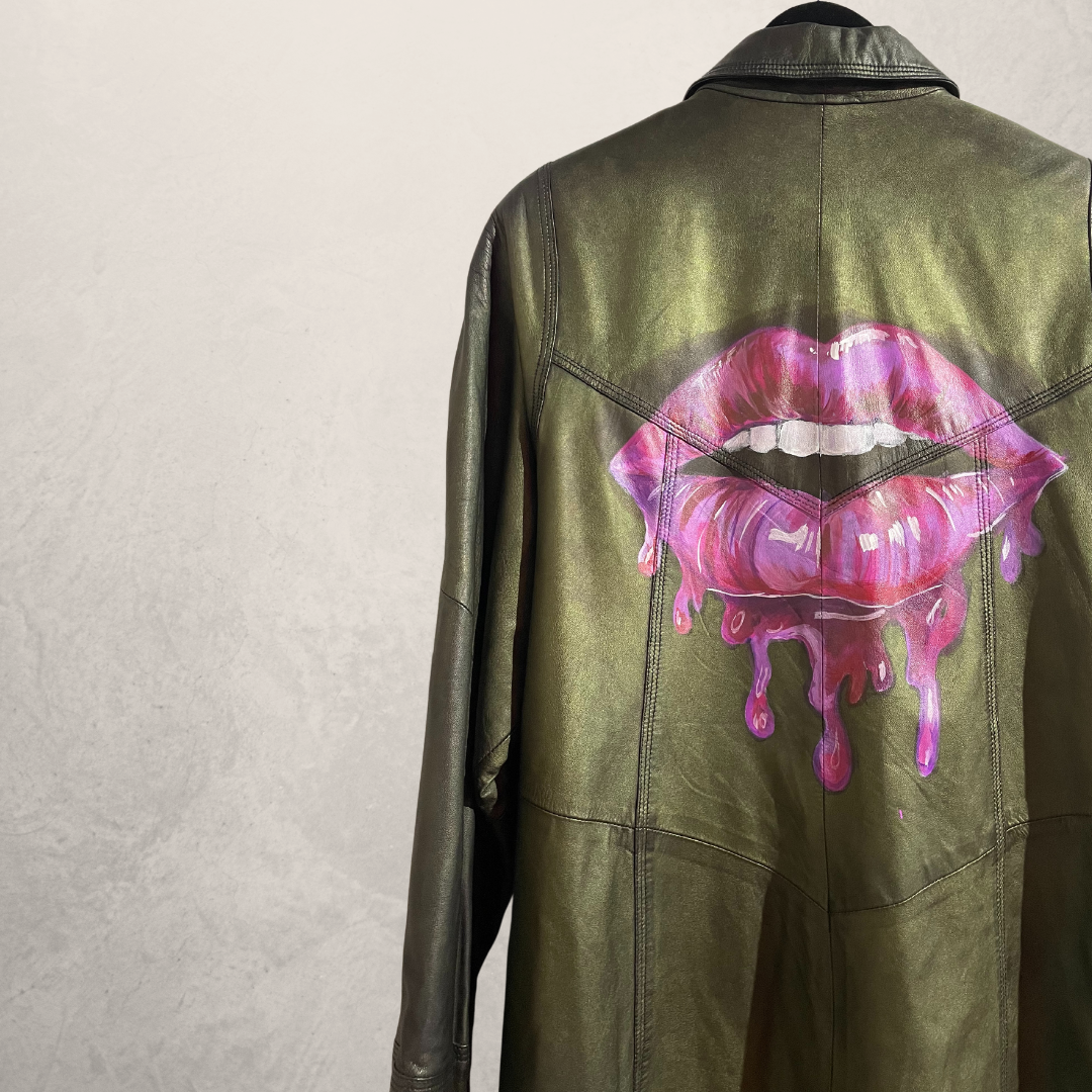 Vintage bruine glanzende paarse lippen lange leren jas M- van @Marrart