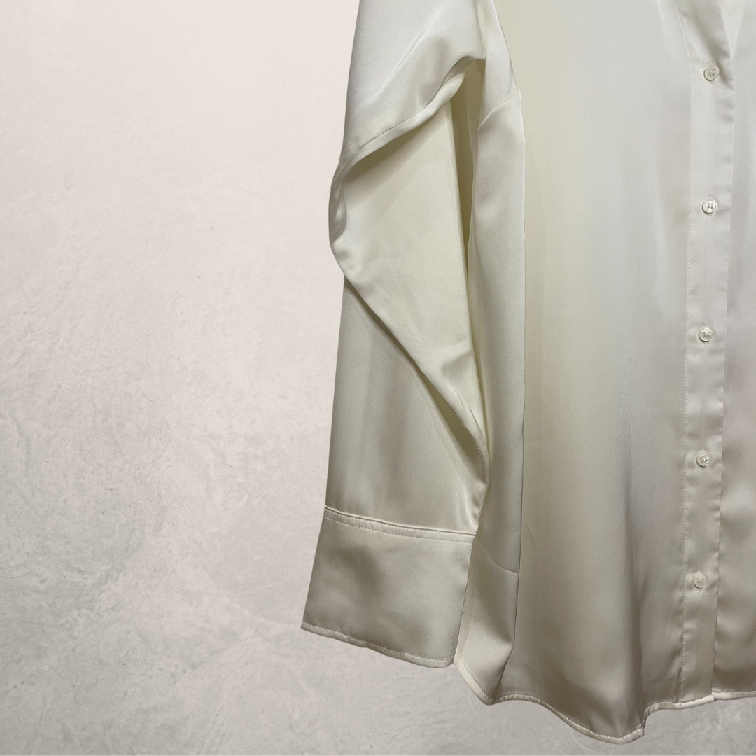 H&M crème glanzend overhemd met V-hals en knopen, maat XL