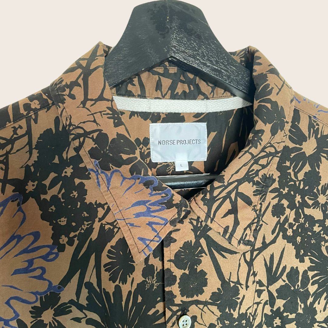 NORSE PROJECT bruin overhemd met print MAAT LARGE