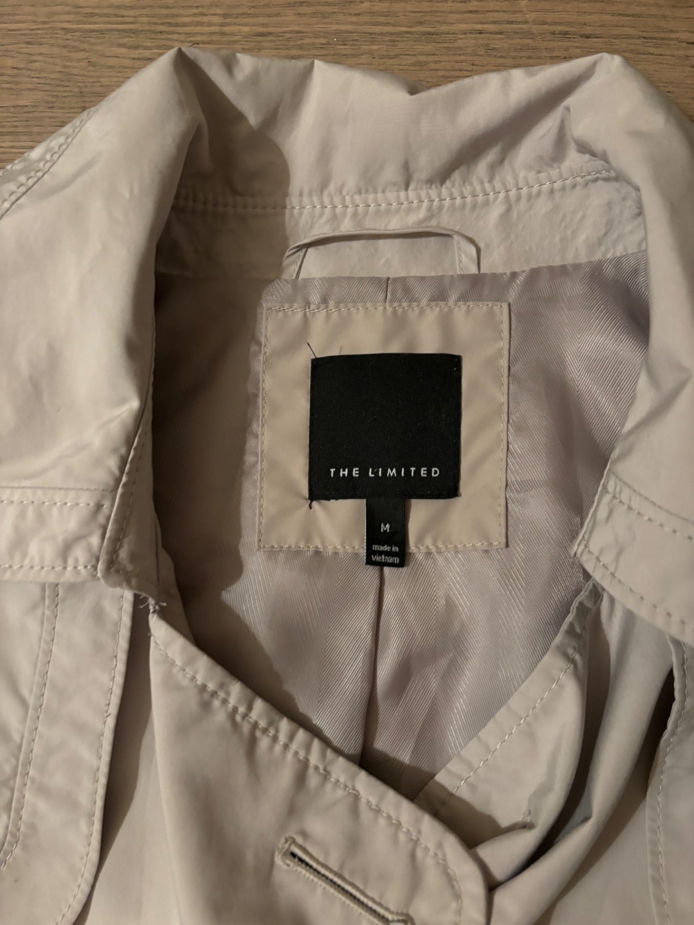 De Limited beige trenchcoat M
