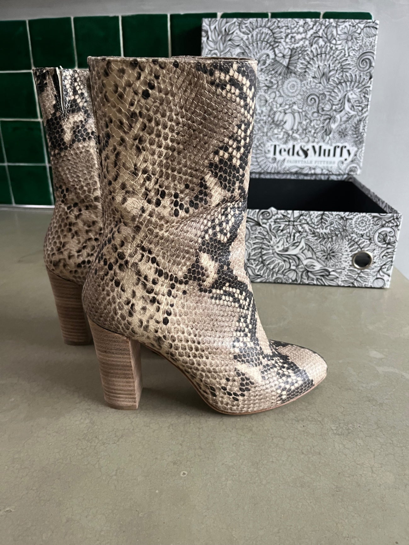 Ted & Muffy grey snake print boots 37