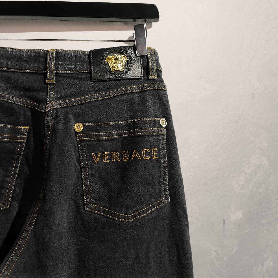 Vintage Versace zwart/gouden Medusa stretch denim broek met hoge taille 36/38