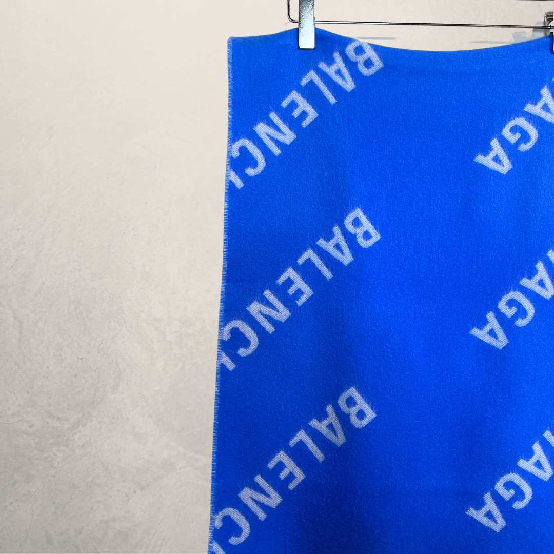 Balenciaga blauwe 100% wollen "all over macro" sjaal 200 x 40cm