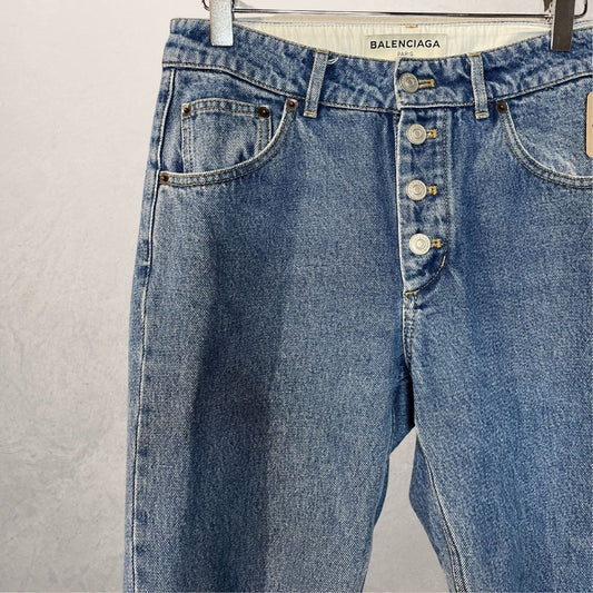 Balenciaga lichtblauwe raw button straight leg denim broek maat 36