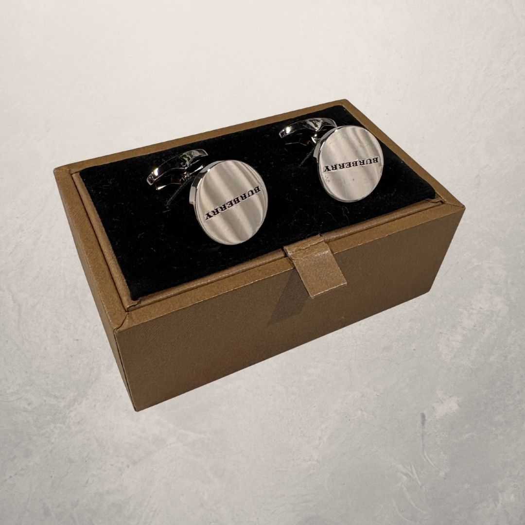 Zilveren manchetarmbanden van Burberry met doos.