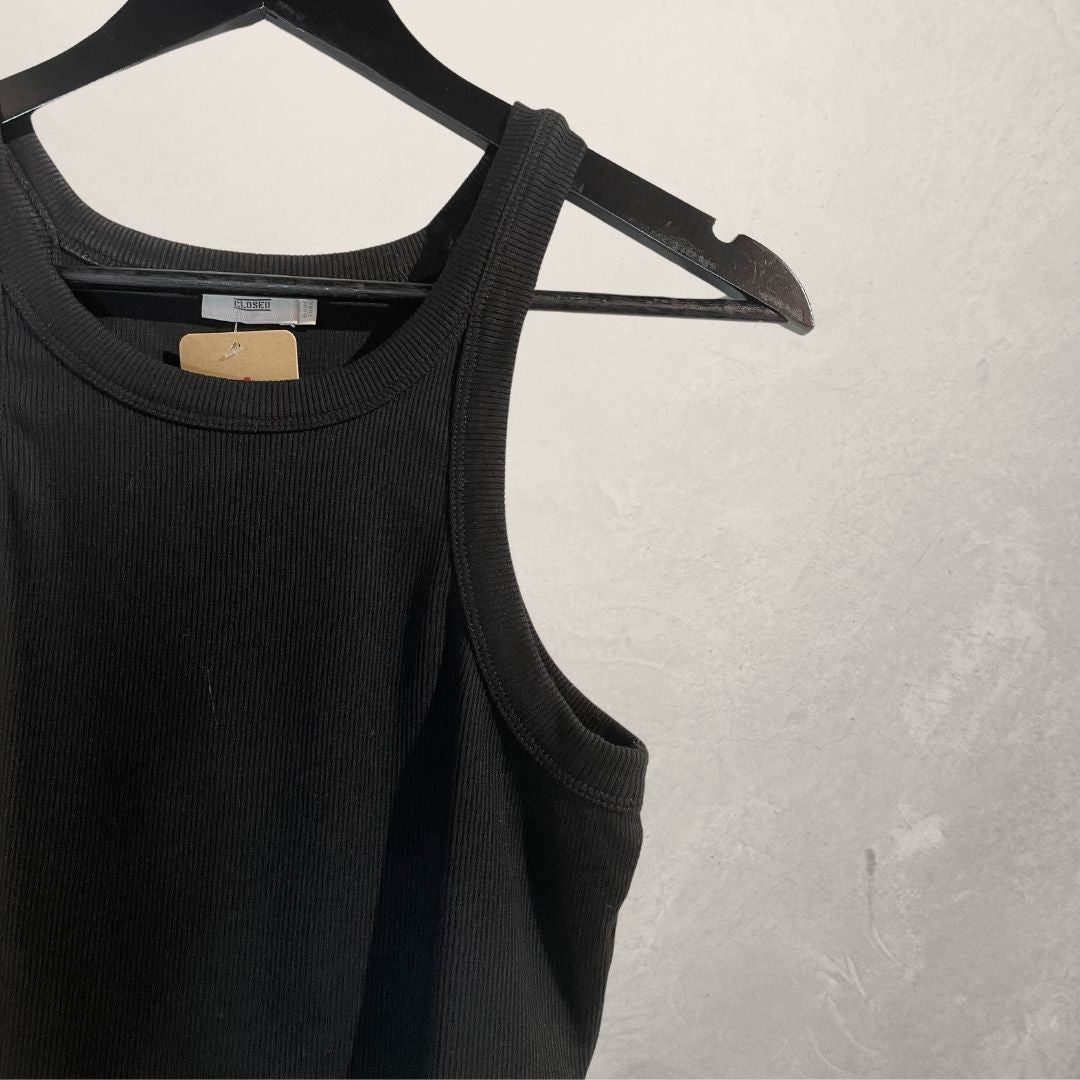 Closed black tank top S