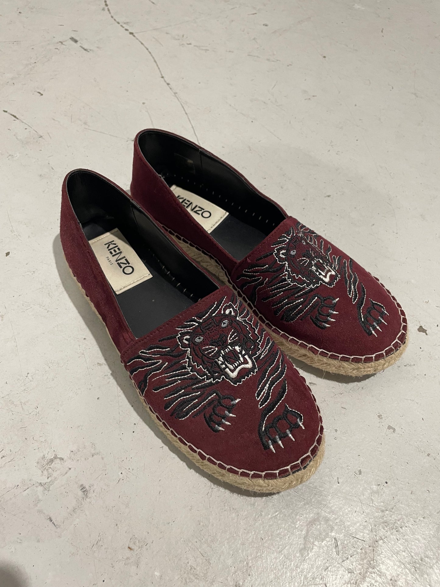 Kenzo bordeauxrode suède geborduurde flats 39