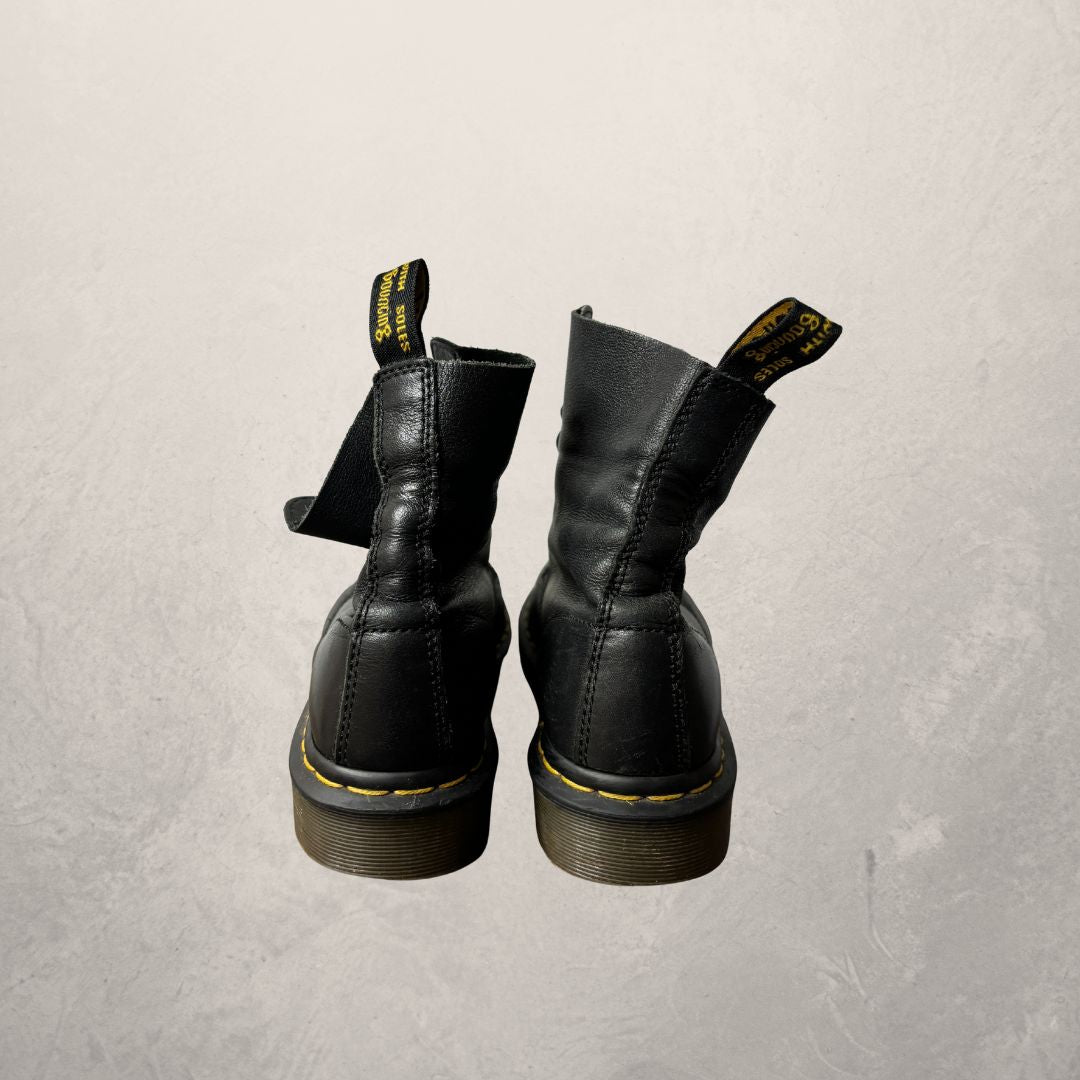 Dr Martens black leather boots 38