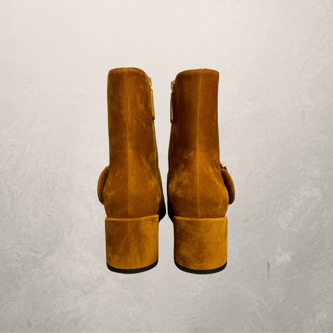 Gucci cognac & gold emblem suede boots 42