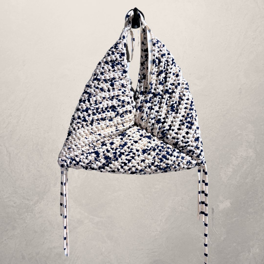 Handgemaakte blauw/witte driehoekige tas van gerecycled katoen, maat S - van Make Hay