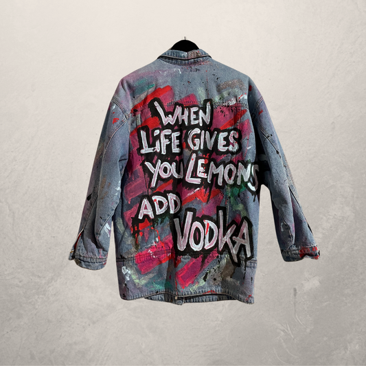 Lichtblauw gewatteerd "When life gives you lemons add Vodka" denim jack L - Door @Marrart