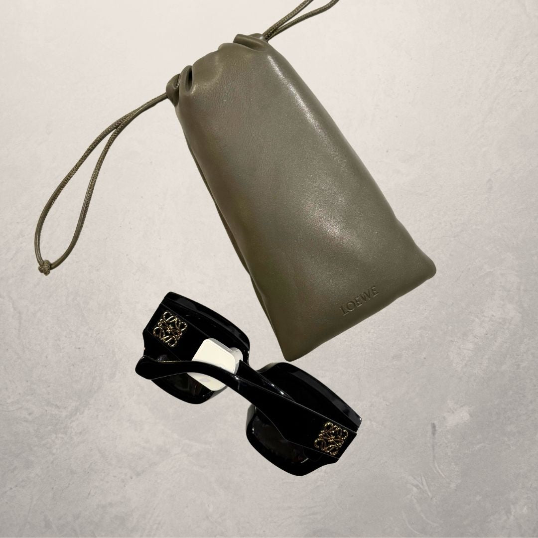 Loewe zwarte en gouden anagram zonnebril met grijs etui