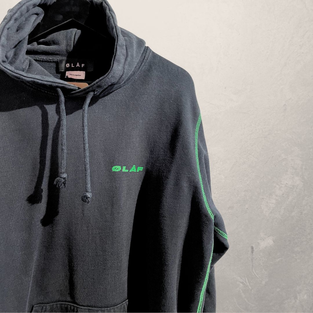 Olaf zwarte hoodie groen stiksel M