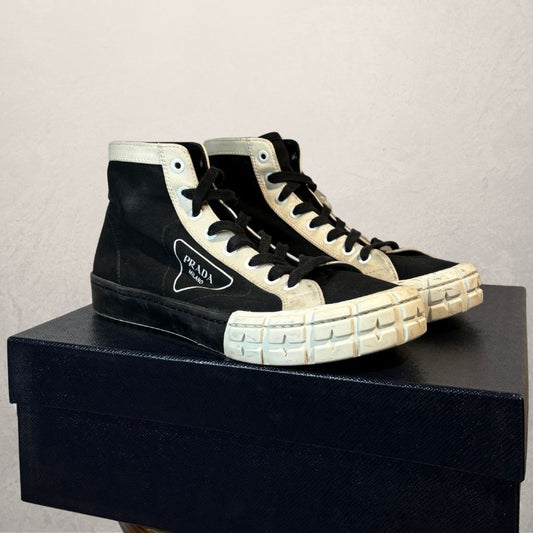 Prada zwart-witte Wheel high-top logo sneakers 44