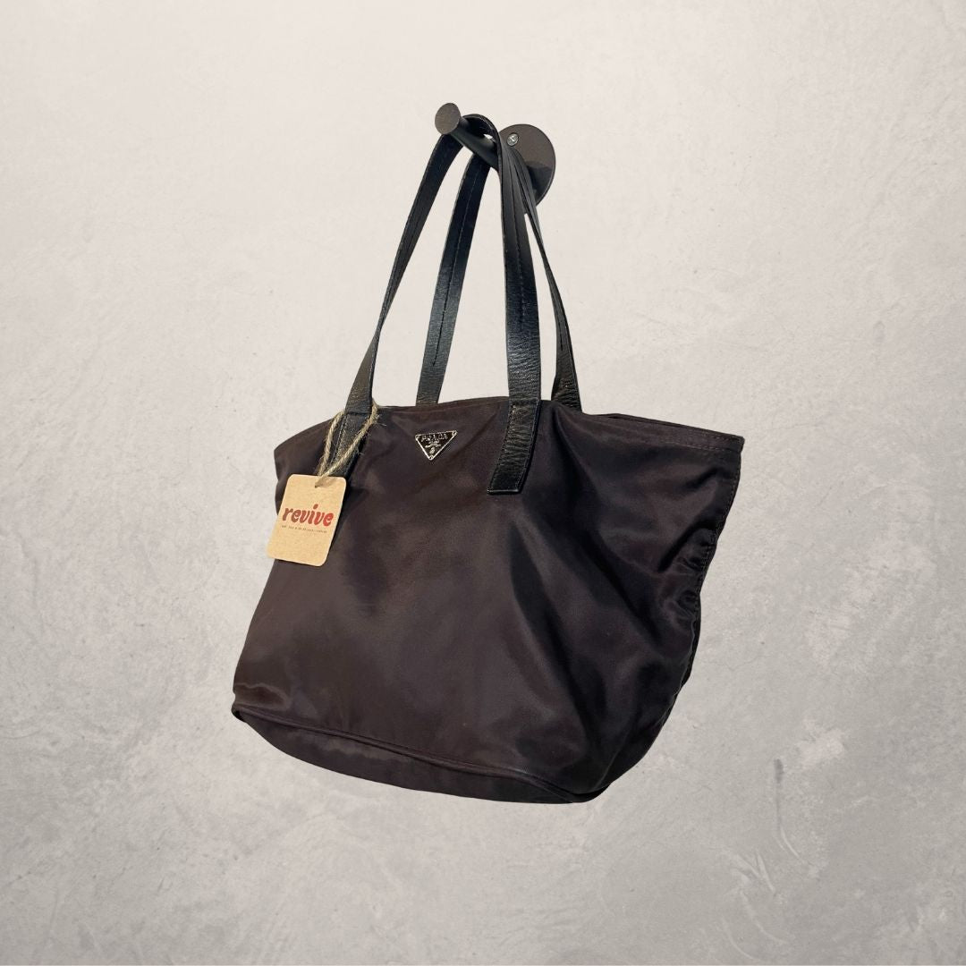 Prada bruine nylon mini handtas - van Romae Studios