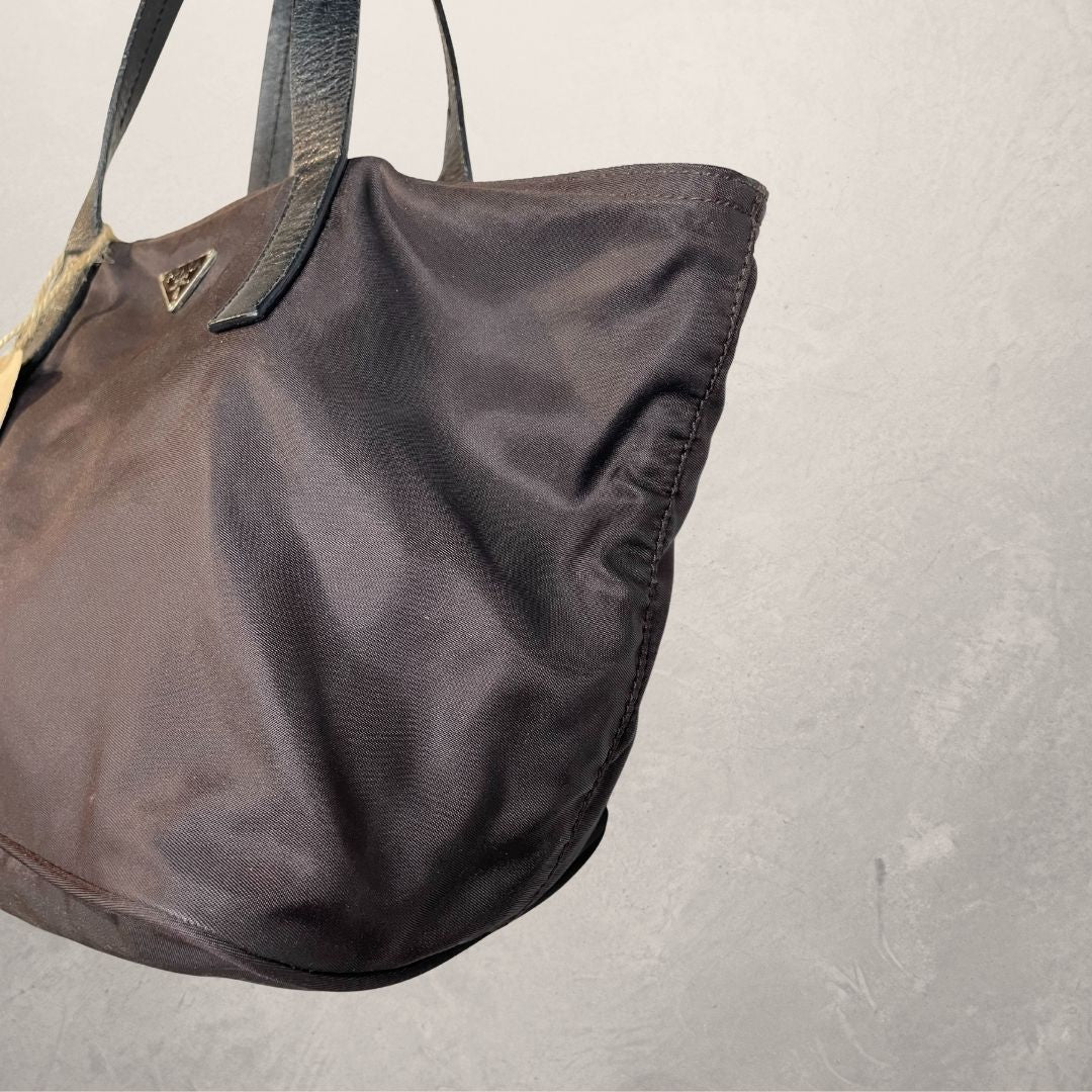 Prada bruine nylon mini handtas - van Romae Studios