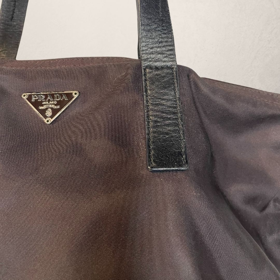 Prada bruine nylon mini handtas - van Romae Studios