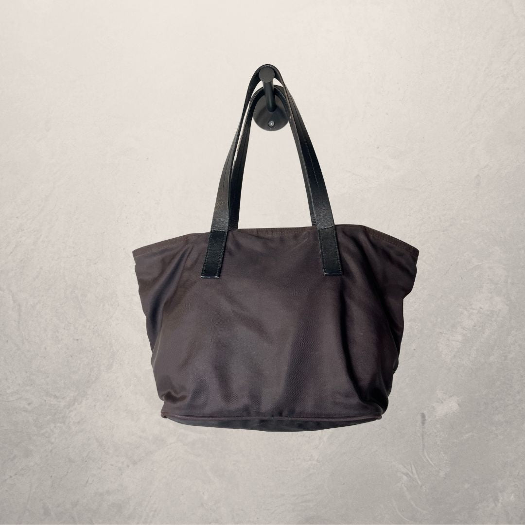 Prada bruine nylon mini handtas - van Romae Studios
