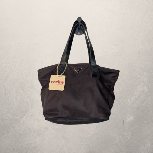 Prada bruine nylon mini handtas - van Romae Studios