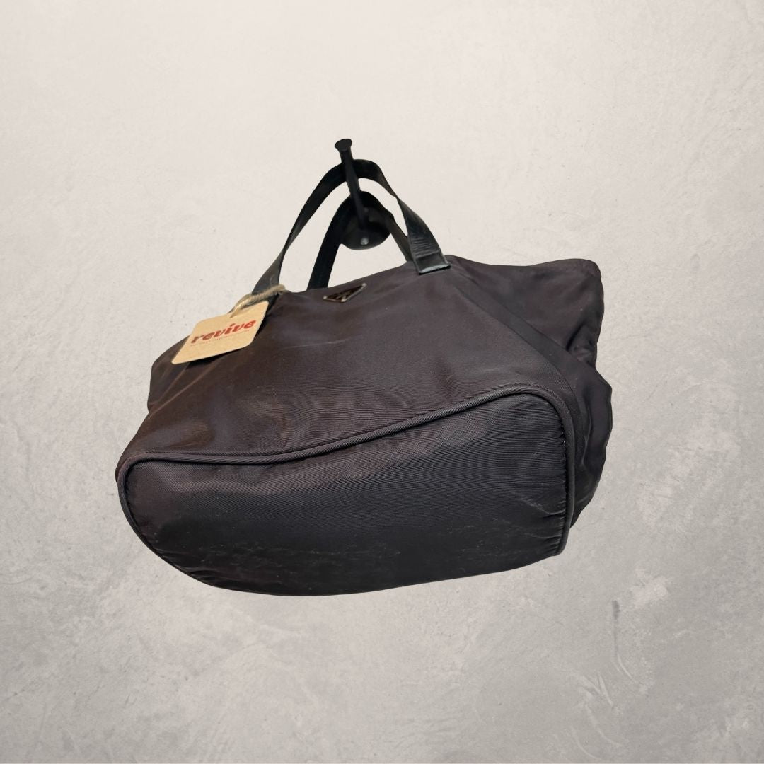 Prada bruine nylon mini handtas - van Romae Studios