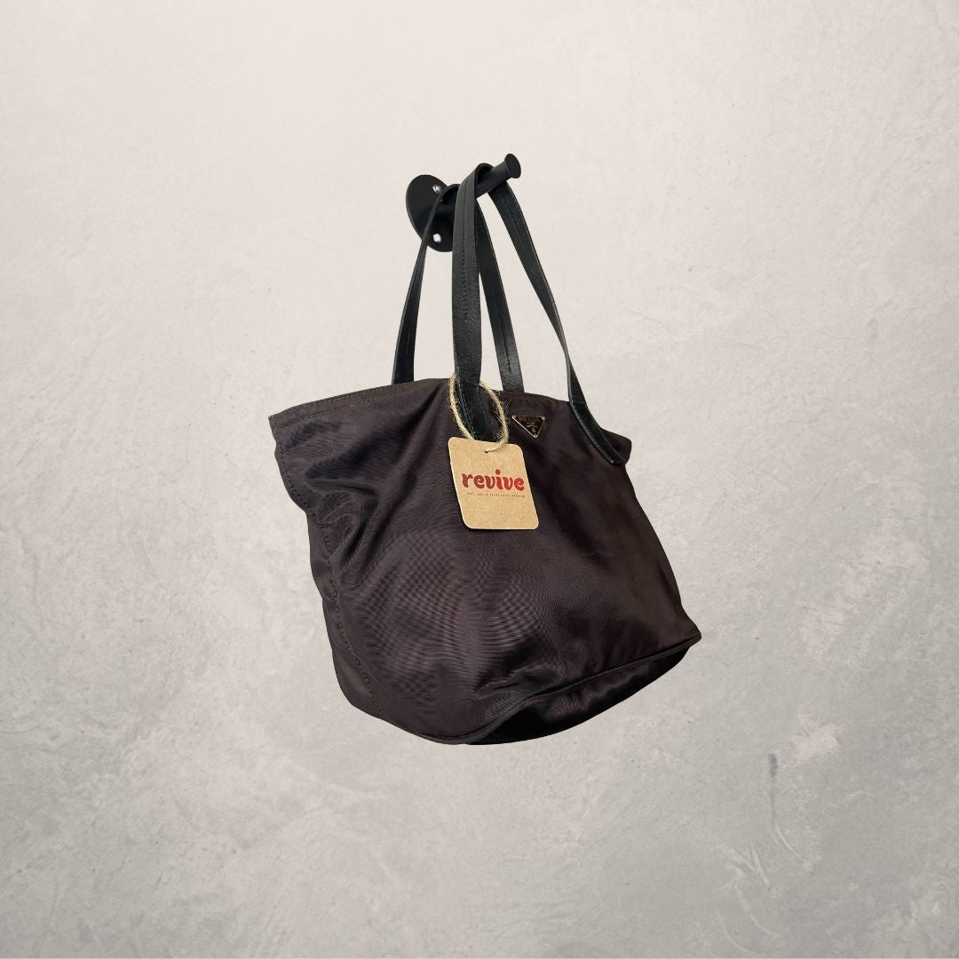 Prada bruine nylon mini handtas - van Romae Studios
