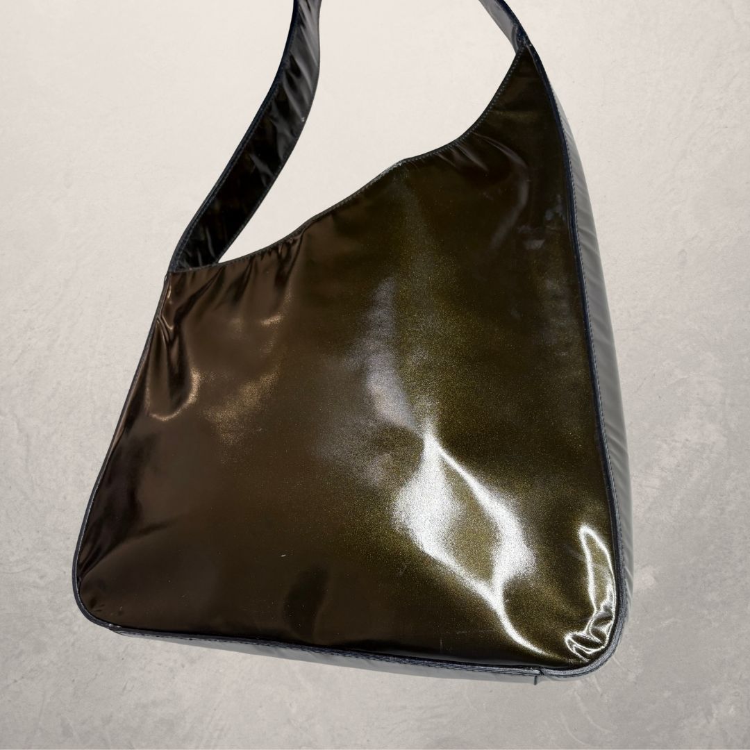Prada groene metallic vinyl een symmetrische schoudertas
