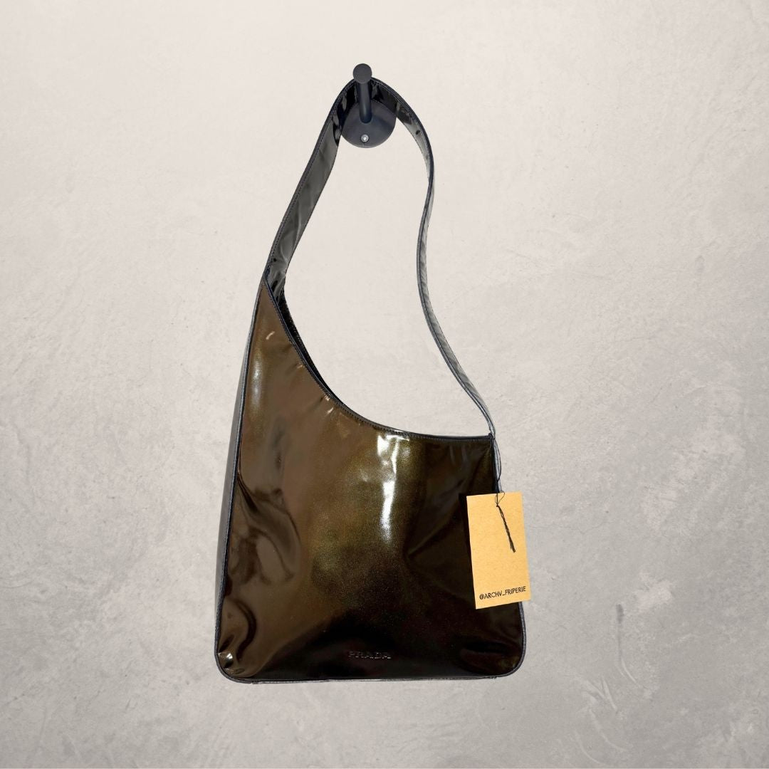 Prada groene metallic vinyl een symmetrische schoudertas
