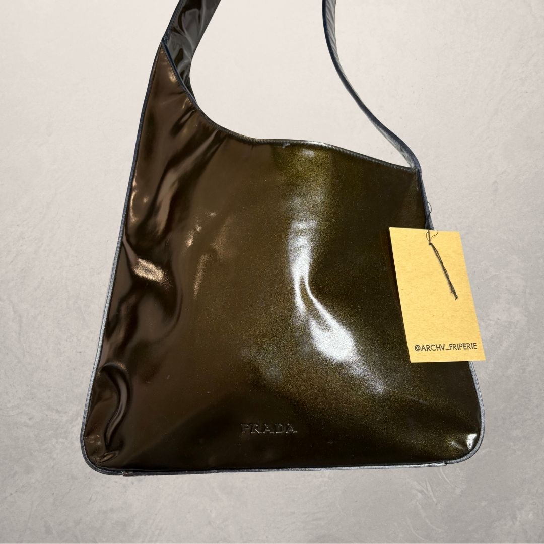 Prada groene metallic vinyl een symmetrische schoudertas