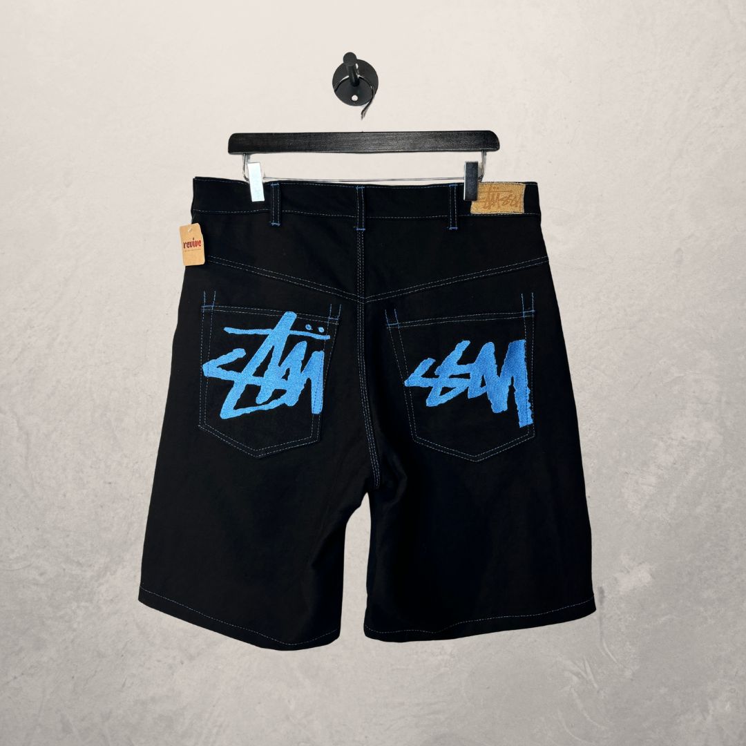 Stussy *Replica* zwart met blauwe denim shorts L
