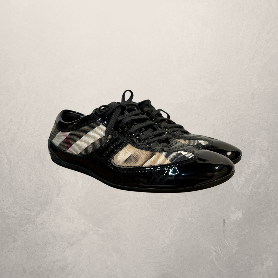 Vintage Burberry zwarte patent tartan loafer sneakers 40 - Door Selectedwithlove.nl